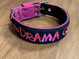 obojek softshell s výšivkou š.5cm - Drama Queen